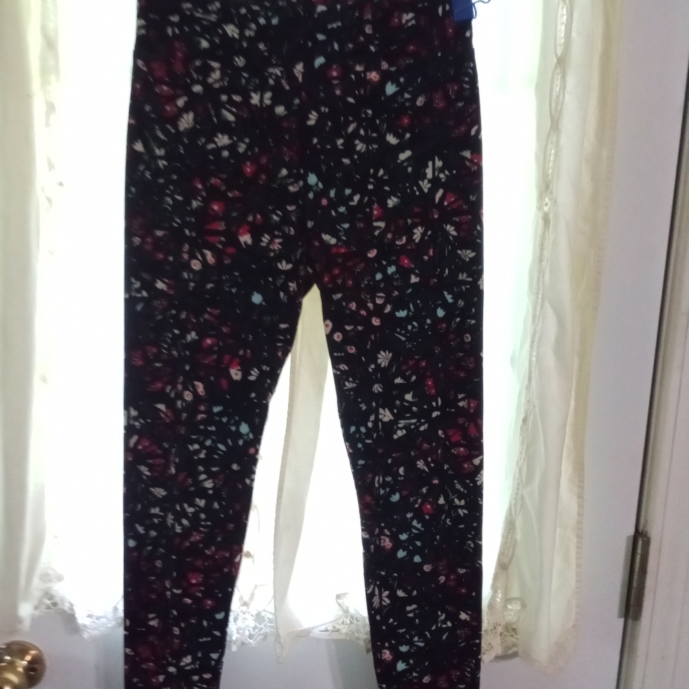 Black high rise leggings, unknown brand, unknown size (maybe small)